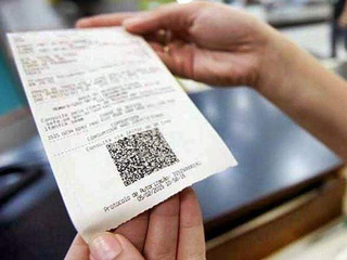 Consumidor verifica dezenas impressas em nota fiscal emitida em supermercado. (Foto: Arquivo/Campo Grande News)