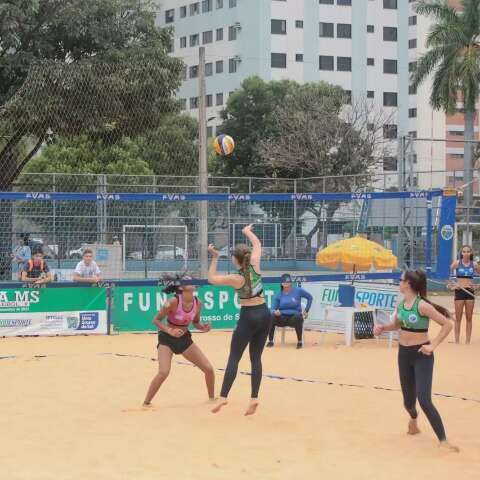 Com pai treinador e av&oacute; que costura uniforme, v&ocirc;lei &eacute; trabalho em equipe