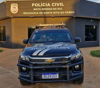 Viatura da Polícia Civil em frente a delegacia de Santa Rita do Pardo (Divulgação/PCMS)