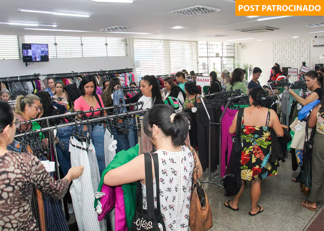 Com descontos de até 90%, clientes fazem fila em outlet de roupas