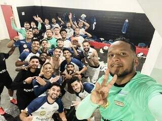 Jogadores e equipe técnica do Costa Rica comemoram vitória no vestiário do Estadio do Manduzão. (Foto: Reprodução/Facebook)
