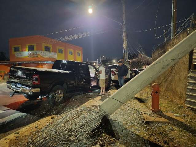 Caminhonete perde controle, arranca poste e deixa Ch&aacute;cara Cachoeira sem luz