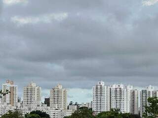 Sábado na Capital amanheceu com céu nublado; foto tirada na região do Bairro São Francisco (Foto: Marcos Maluf)