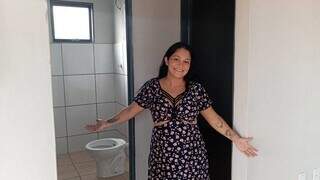 Com sorriso no rosto, Joice mostra cômodos da sua nova casa no José Tavares (Foto: Izabela Cavalcanti)