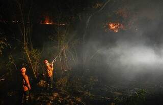 Combate noturno de incêndio no Pantanal sul-mato-grossense. (Foto: Bruno Rezende)