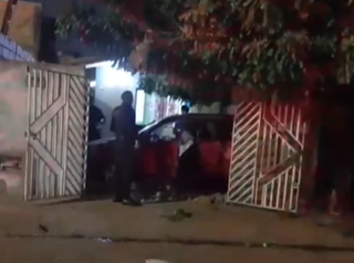 Picape dentro de uma das casas que foi invadida enquanto a vítima fugia dos atiradores (Imagem: reprodução / vídeo divugado pelo jornal Comunitário Diário do Caiobá)