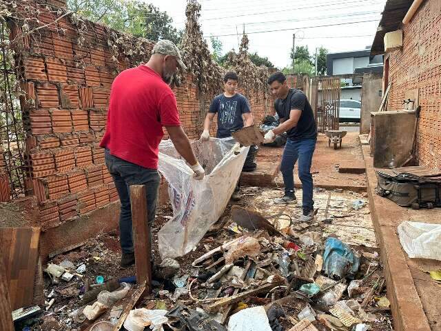 Volunt&aacute;rios se unem para tirar lixo acumulado por 10 anos em casa