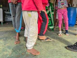 Criança caminha descalça na Comunidade Homex, no Jardim Centro-Oeste. (Foto: Marcos Maluf)
