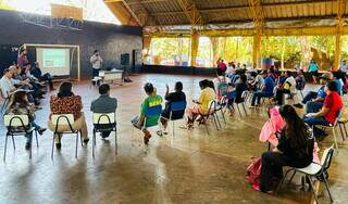 Indígenas participam de reunião em escola da Aldeia Jaguapiru (Foto: Divulgação/Governo de MS)