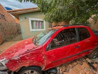 Como as casas são geminadas, o carro destruiu o muro e foi parar no quintal da residência ao lado (Foto: Marcos Maluf)