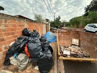 Na rua, sacos de lixo foram juntados com a primeira leva de entulhos.  (Foto: Marcos Maluf)