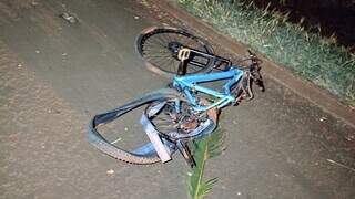 Bicicleta ficou caída sobre a pista da BR-163. (Foto: Leandro Holsbach)