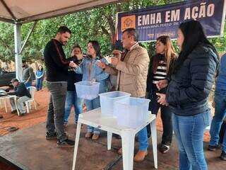 Prefeita de Campo Grande Adriane Lopes realizou sorteio neste domingo (30). (Foto: Caroline Maldonado)