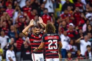 Fabrício Junior e David Luiz comemoram vitória no gramado do Maracanã. (Foto: Marcelo Cortes/Flamengo)