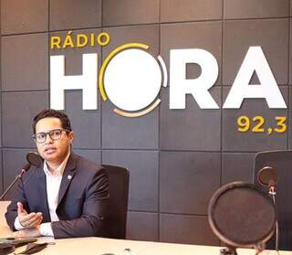Vereador Epaminondas Neto, o “Papy” (PSDB), durante apresentação de programa no estúdio da Rádio Hora. (Foto: Divulgação)