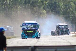Competidores levantam fumaça e poeira no autódromo de Campo Grande (Foto: Juliano Almeida)