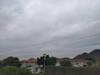 Tempo nesta manhã de domingo em Corumbá; não há previsão de chuva (Foto: Direto das Ruas)