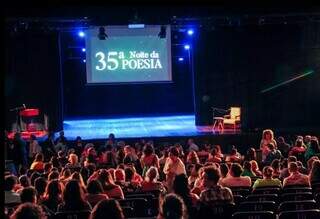 Público durante a edição de 2023 da Noite da Poesia, em Campo Grande. (Foto: Arquivo/Juliano Almeida)