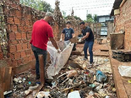 Voluntários se unem para tirar lixo acumulado por 10 anos em casa