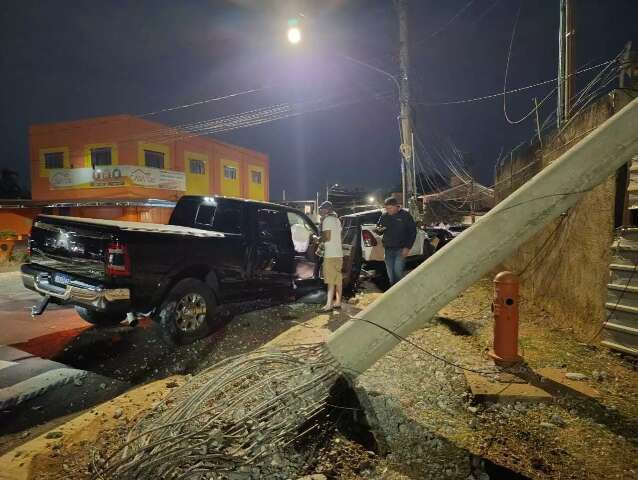 Caminhonete que derrubou poste deixou 933 casas sem energia el&eacute;trica