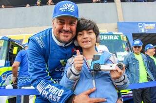 O piloto Fabrício Berton ao lado do pequeno fã Daniel, de 10 anos (Foto: Juliano Almeida)