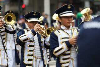 Jovens tocando trombone no desfile cívico-militar de 2023 (Foto: Henrique Kawaminami)