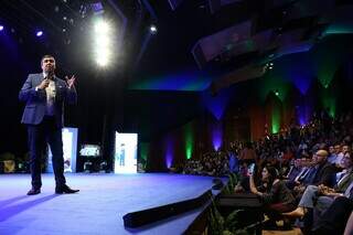 Governador discursando durante entrega da premiação MS Alfabetiza no ano passado (Foto: Arquivo/Álvaro Rezende)