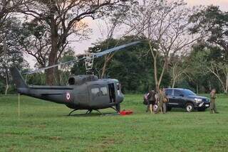 Helicóptero durante buscas a traficante em área de mata perto da linha internacional (Foto: Divulgação)