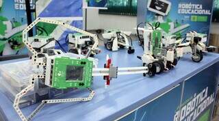 Robôs de kit que serão utilizados par incentivar os estudos, entregues em 2022 (Foto: Chico Ribeiro)