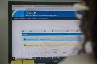 Cidadã acessa o portal de serviços da Sejusp para agendar atendimento. (Foto: Arquivo/Marcos Maluf)