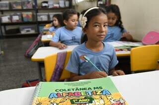 Criança contemplada com material didático do programa de alfabetização do Estado (Foto: Bruno Rezende)