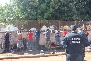 Polícia Militar durante &#34;enquadro&#34; a usuários na região central (Foto: Paulo Francis/Arquivo)