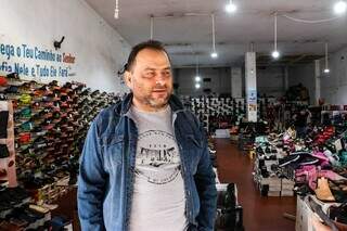 Nassif dá entrevista dentro da sua loja de sapatos (Foto: Henrique Kawaminami)
