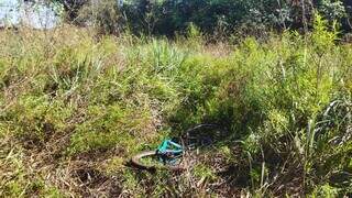 Bicicleta da mulher foi encontrada abandonada em área de mata (Foto: Divulgação | PCMS)