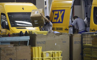 Funcionários da estatal transportam caixas para van responsável pela entrega das correspondências. (Foto: Arquivo/Agência Brasil)