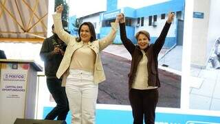 Prefeita Adriane Lopes (PP) e senadora Tereza Cristina (PP) de braços dados no evento (Foto: Alex Machado)