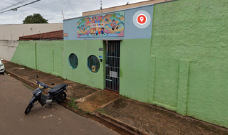 Fachada da escola de educação infantil mantida pela Acácia Morena, localizada na Rua Porfírio de Brito, no bairro Piratininga, na Capitla (Foto: Google Maps)