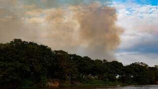 Descendo rio, já se vê fumaça consumindo área no Pantanal sul-mato-grossense (Foto: Alex Machado)