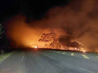 1º dia de julho já teve incêndio: fogo faz clarão na MS-080, em Campo Grande (Foto: Jairton Costa)