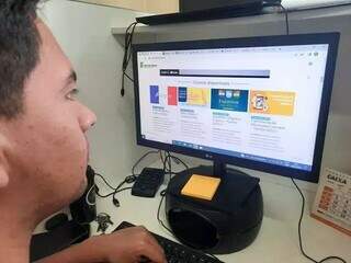 Jovem acessa portal de cursos livres do IFMS (Instituto Federal de Mato Grosso do Sul) (Foto: Arquivo/Caroline Maldonado)