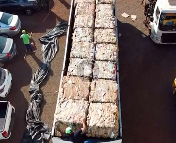 Policiais de MS e Paran&aacute; localizam 8,1 toneladas de maconha em carreta