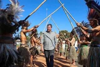Governador Eduardo Riedel (PSDB) passa por corredor formado por indígenas que fizeram a dança da ema (Foto: Álvaro Rezende) 