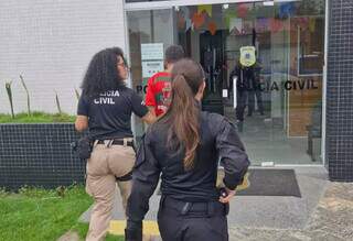 Suspeito sendo levado para a delegacia da cidad baiana após cumprimento de mandado (Foto; Divulgação | PCMS)