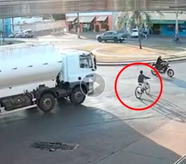 Vídeo mostra ciclista escapando como "milagre" de ser atropelado por caminhão