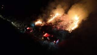 Combate a incêndio em fazenda no Pantanal de MS, na noite de 20 de junho (Foto: Divulgação/Corpo de Bombeiros)