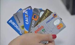 Consumidora segura seis cartões de crédito de diversas bandeiras. (Foto: Arquivo/Agência Brasil)