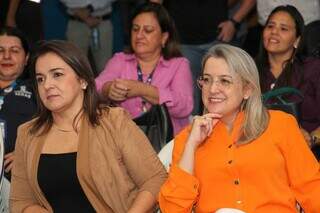 A prefeita de Campo Grande, Adriane Lopes (PP), ao lado da secretária municipal de Saúde, Rosana Leite. (Foto: Juliano Almeida)