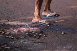 Homem pisando em sangue de morto no Centro-Oeste (Foto: Marcos Maluf/Arquivo)