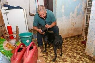 Roberto relata ter bastante apego aos cachorros resgatados (Foto: Paulo Francis)