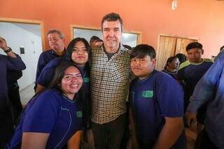 Durante inauguração de escola, governador posou para foto com alunos indígenas (Foto: Álvaro Rezende) 